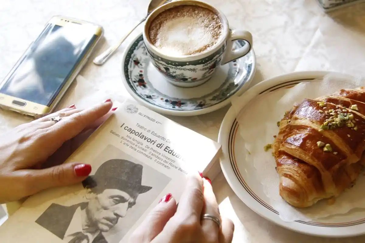 Cappuccino und Zeitung im Café