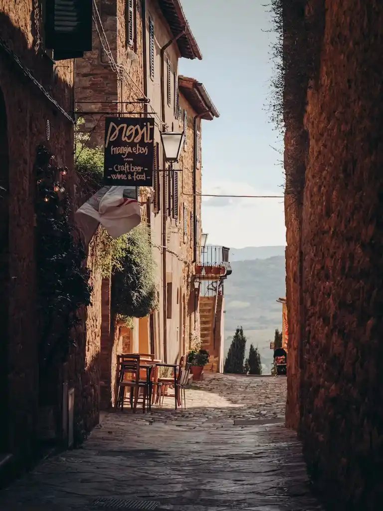 Italienische Altstadtgasse am Abend