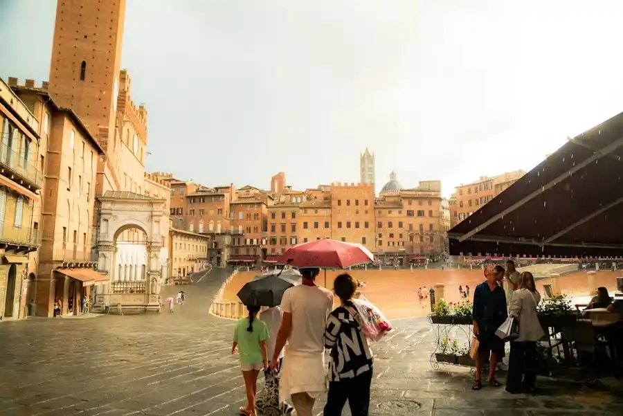 Italienische Stadt am Meer im warmen Licht