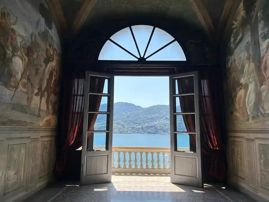 Offene Flügeltür mit Blick auf einen italienischen See